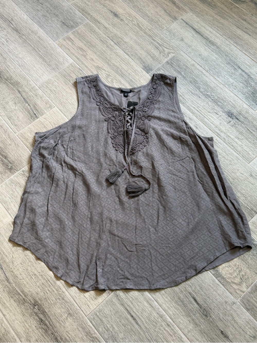 Torrid Gray Textured Woven W/ Challis Back Crochet Lace-up
Tank Size 3 3XL NWT